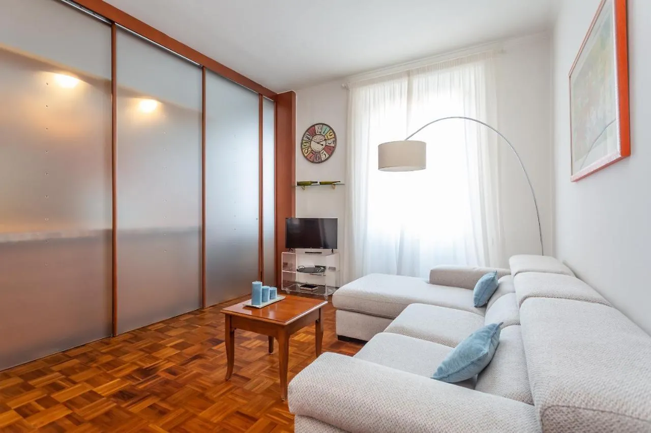 Modern 2Bdr Apartment Vibrant Prati Neighborhood Řím
