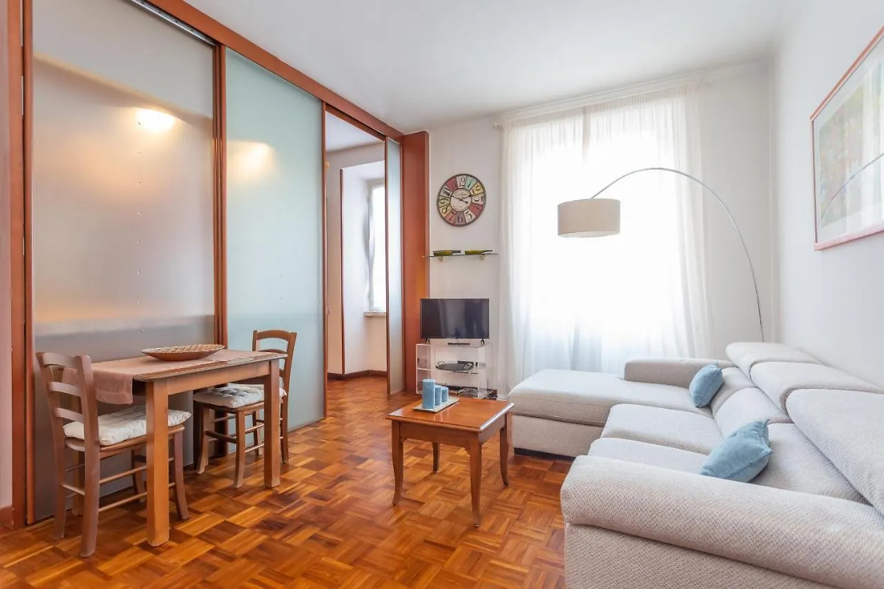Modern 2Bdr Apartment Vibrant Prati Neighborhood Řím