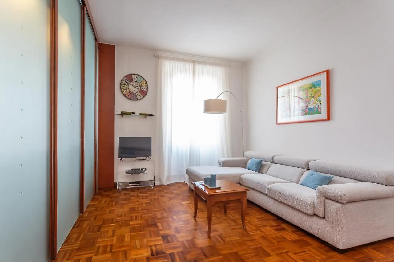 Modern 2Bdr Apartment Vibrant Prati Neighborhood Řím 0*,  Itálie