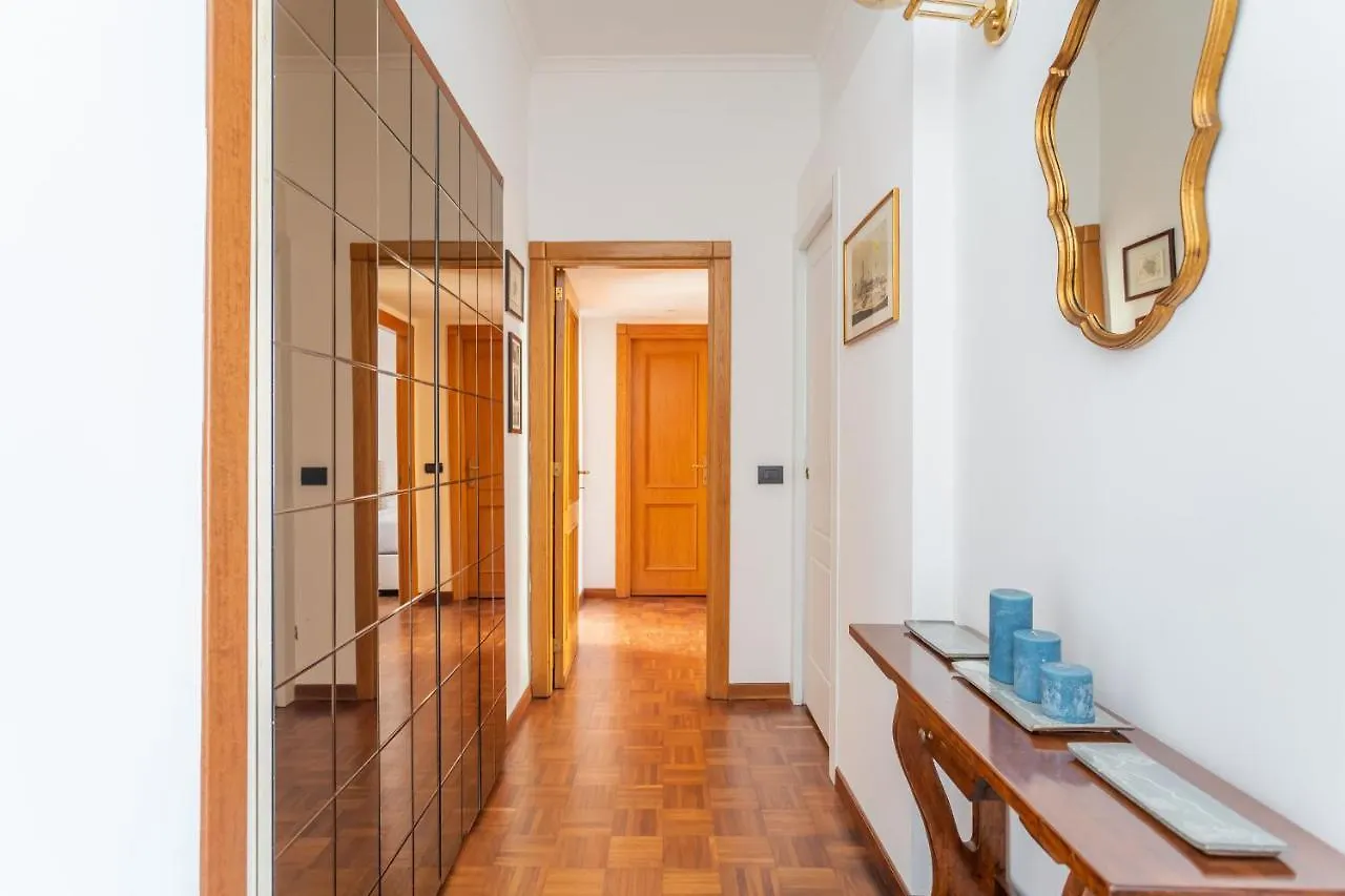 Modern 2Bdr Apartment Vibrant Prati Neighborhood Řím